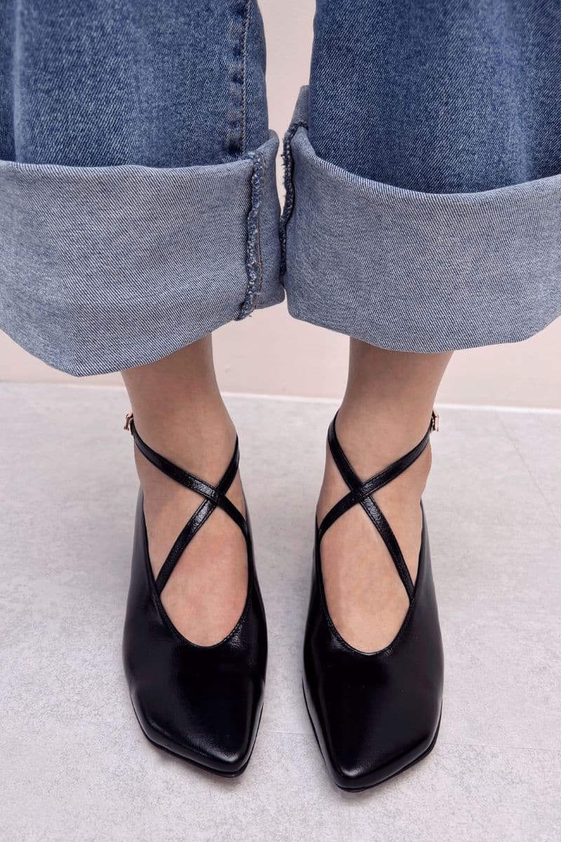 Black PISA X-strap heels by Je La Connais, stylish open-toe shoes with ankle straps in size EU 35.