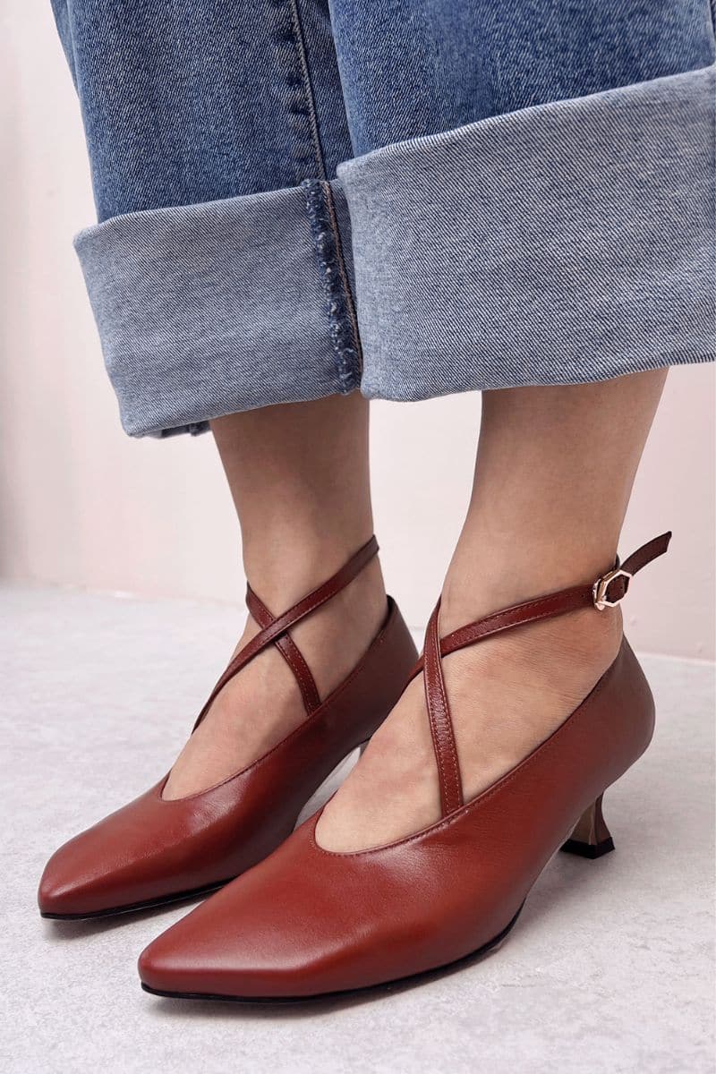 Brown PISA X-strap heels by Je La Connais, stylish women's footwear with ankle strap and pointed toe, size EU 35.