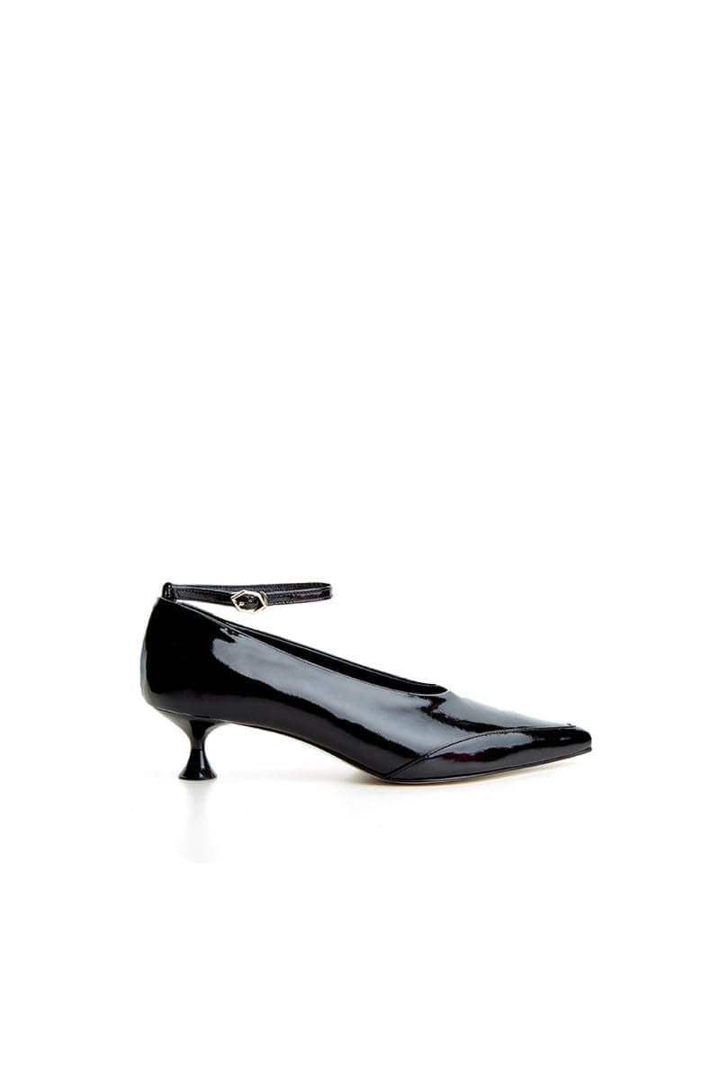 Black leather Je La Connais Tours pumps with pointed heels and elegant design, size EU 39, stylish for formal or evening wear.