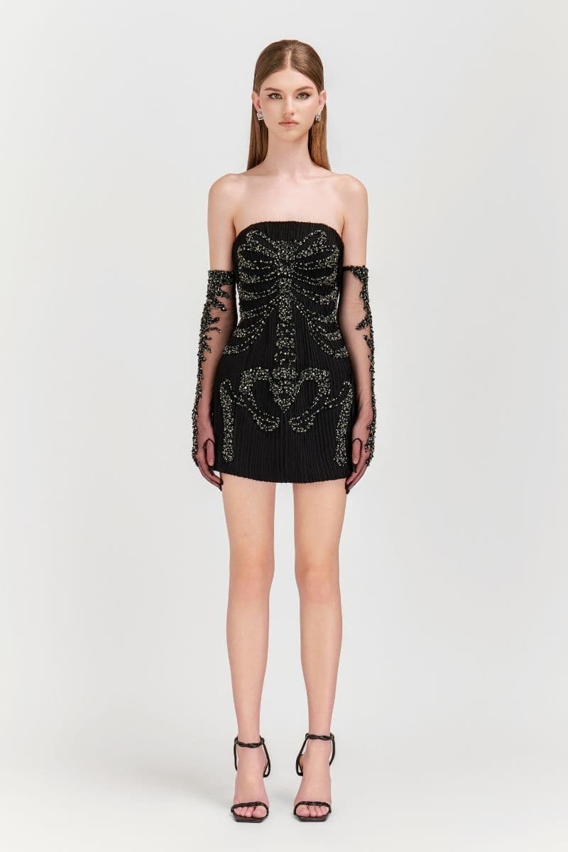 Black Scarlett tulle embellished gloves by Le Thanh Hoa, featuring intricate detailing and a stylish, elegant design.
