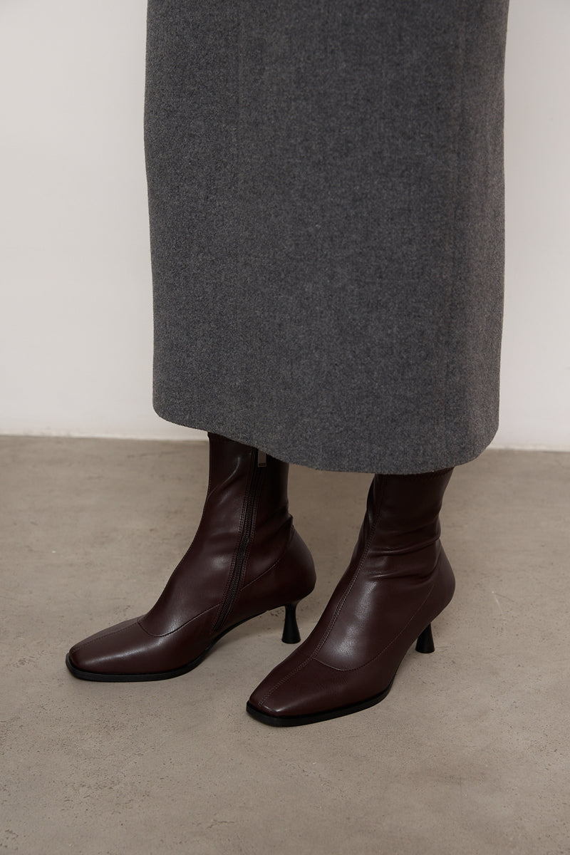 BOOTS LEREY IN DARK BROWN VEGAN LEATHER