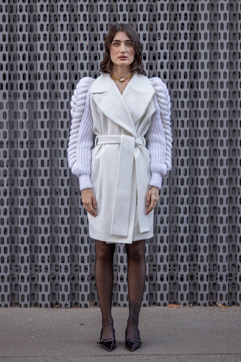 BELTED WHITE COAT WITH KNITTED SLEEVES | Liya | CULT MIA