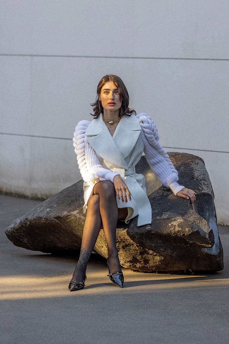 BELTED WHITE COAT WITH KNITTED SLEEVES | Liya | CULT MIA