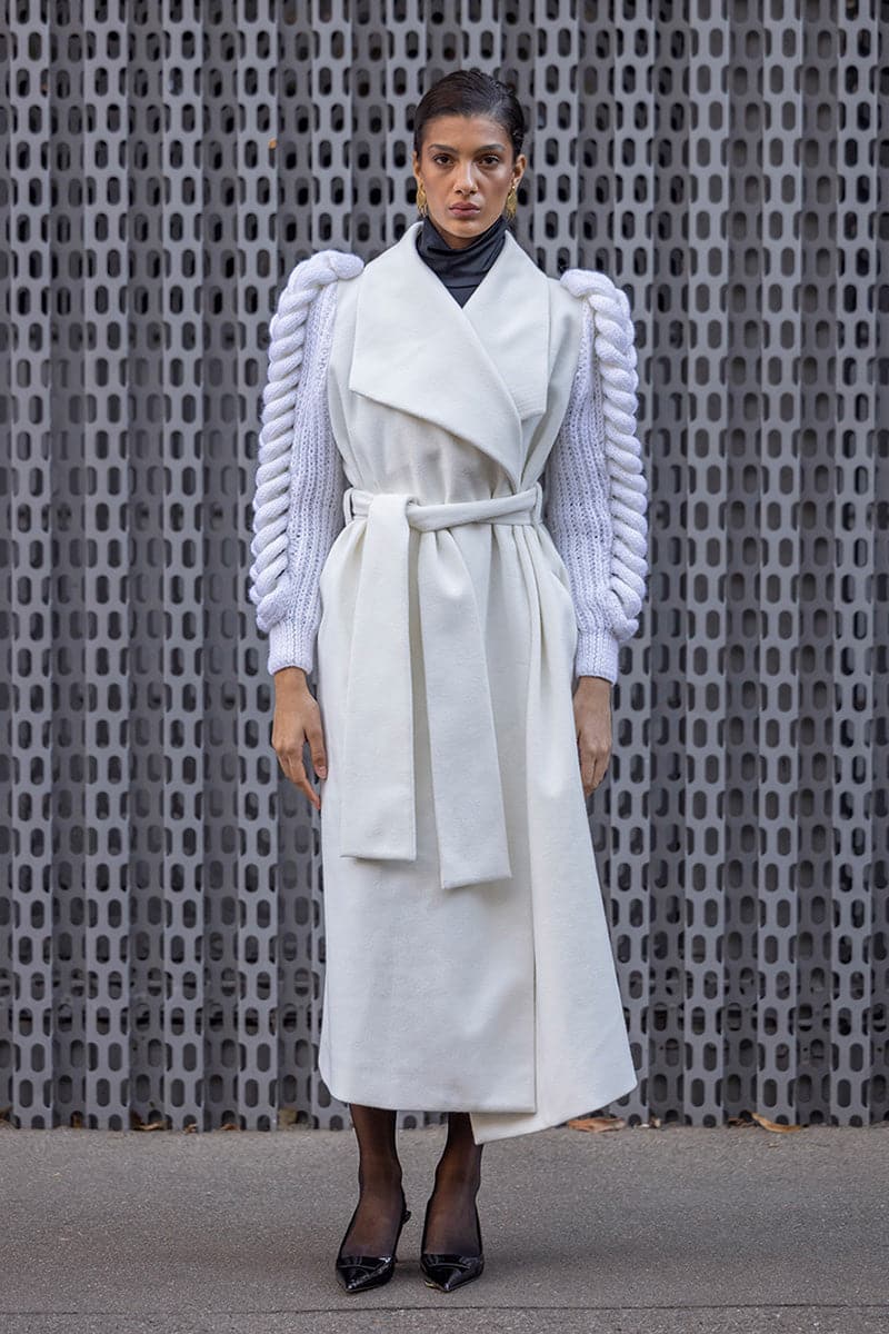 WHITE COAT WITH KNITTED SLEEVES | Liya | CULT MIA