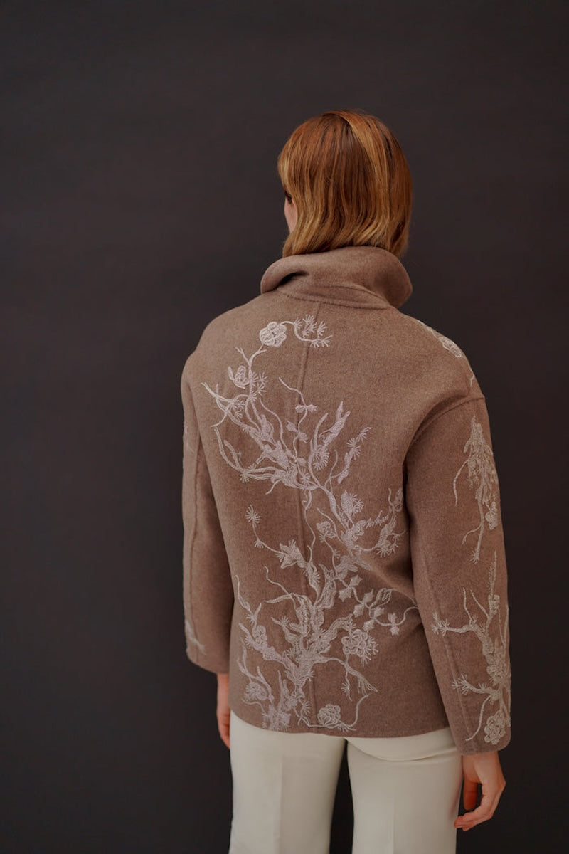 Nadya Shah LOUISS Biscuit Peacoat, stylish men's coat in beige with classic double-breasted design and wide lapels.