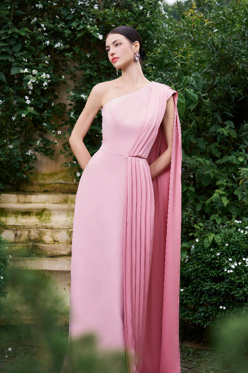 I.H.F asymmetrical shoulder column gown with pleated details, elegant evening dress featuring a sleek silhouette and modern design.