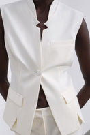 White LORA tailored vest by SÉLONE, featuring a sleek fit and classic design, displayed on a mannequin.