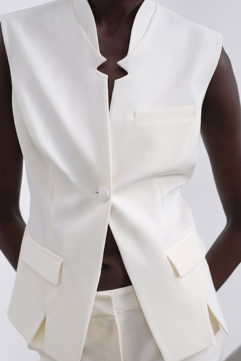 White LORA tailored vest by SÉLONE, featuring a sleek fit and classic design, displayed on a mannequin.