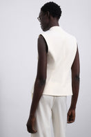 White LORA tailored vest by SÉLONE displayed on a mannequin, showcasing its sleek fit and classic design.
