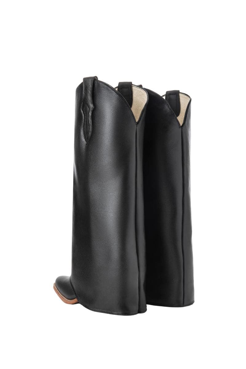 Black basic cowboy boots by Lorena Saravia featuring classic Western style and pointed toes, size EU 37.