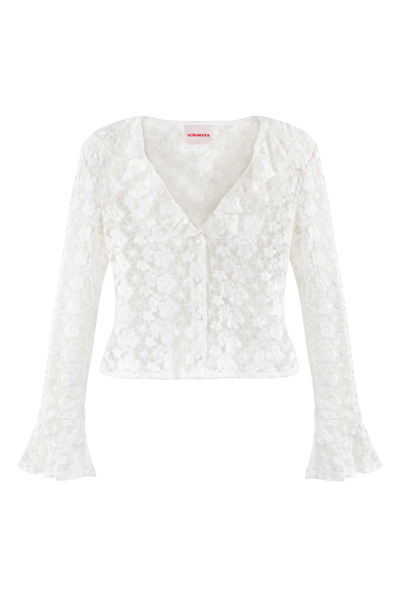 White Señorita Lucia blouse featuring a stylish, lightweight shirt with a relaxed fit and elegant collar, shown on a model.