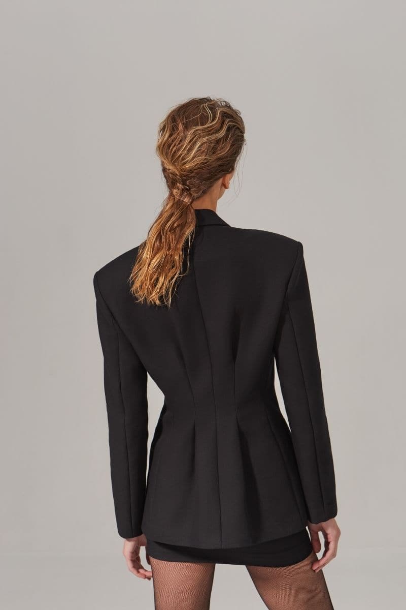 Nué tailored spiral black blazer for women, featuring a sleek fit and classic design, shown on a mannequin.