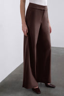 SÉLONE ORIS wide-leg trousers in chocolate color, showing the relaxed fit and stylish design on a model.