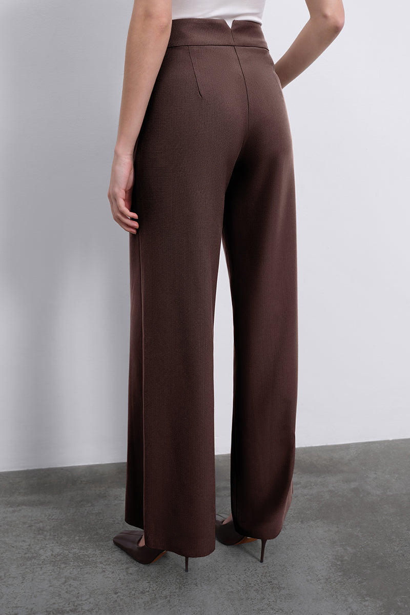 SÉLONE Oris wide-leg trousers in chocolate fabric, showcasing relaxed fit and stylish design, front view.