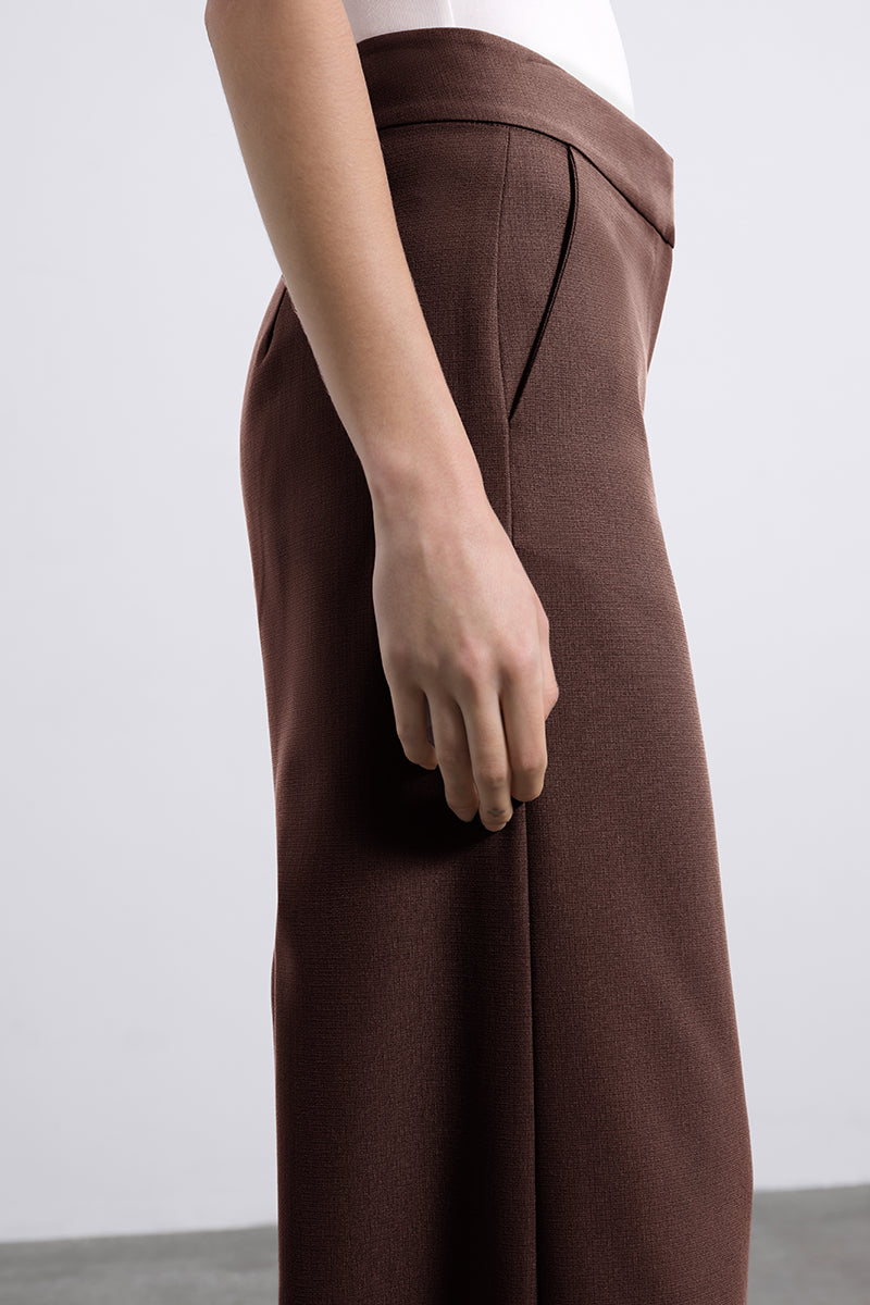SÉLONE Oris wide-leg trousers in chocolate fabric, featuring a relaxed fit and stylish design, displayed on a plain background.