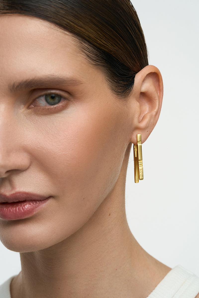 CLOTHESPIN ESSENTIAL MONO EARRING IN GOLD - CULT MIA