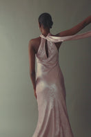 ROBE LONGUE HALTER ROSE AVEC FOULARD