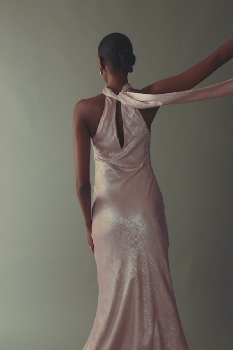ROBE LONGUE HALTER ROSE AVEC FOULARD