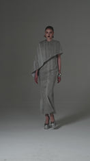 ROBE LONGUE À COLONNE AVEC MANCHES CAPE DRAPÉES ASYMÉTRIQUES GRIS CLAIR