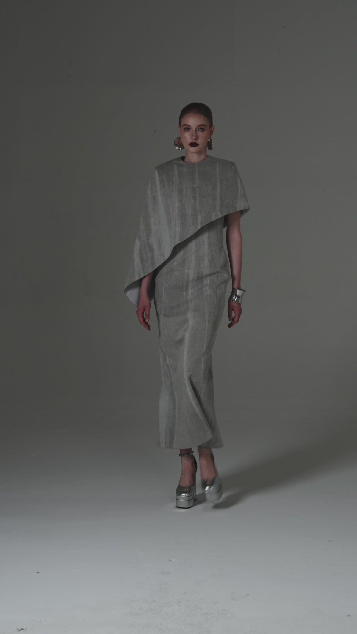 ROBE LONGUE À COLONNE AVEC MANCHES CAPE DRAPÉES ASYMÉTRIQUES GRIS CLAIR