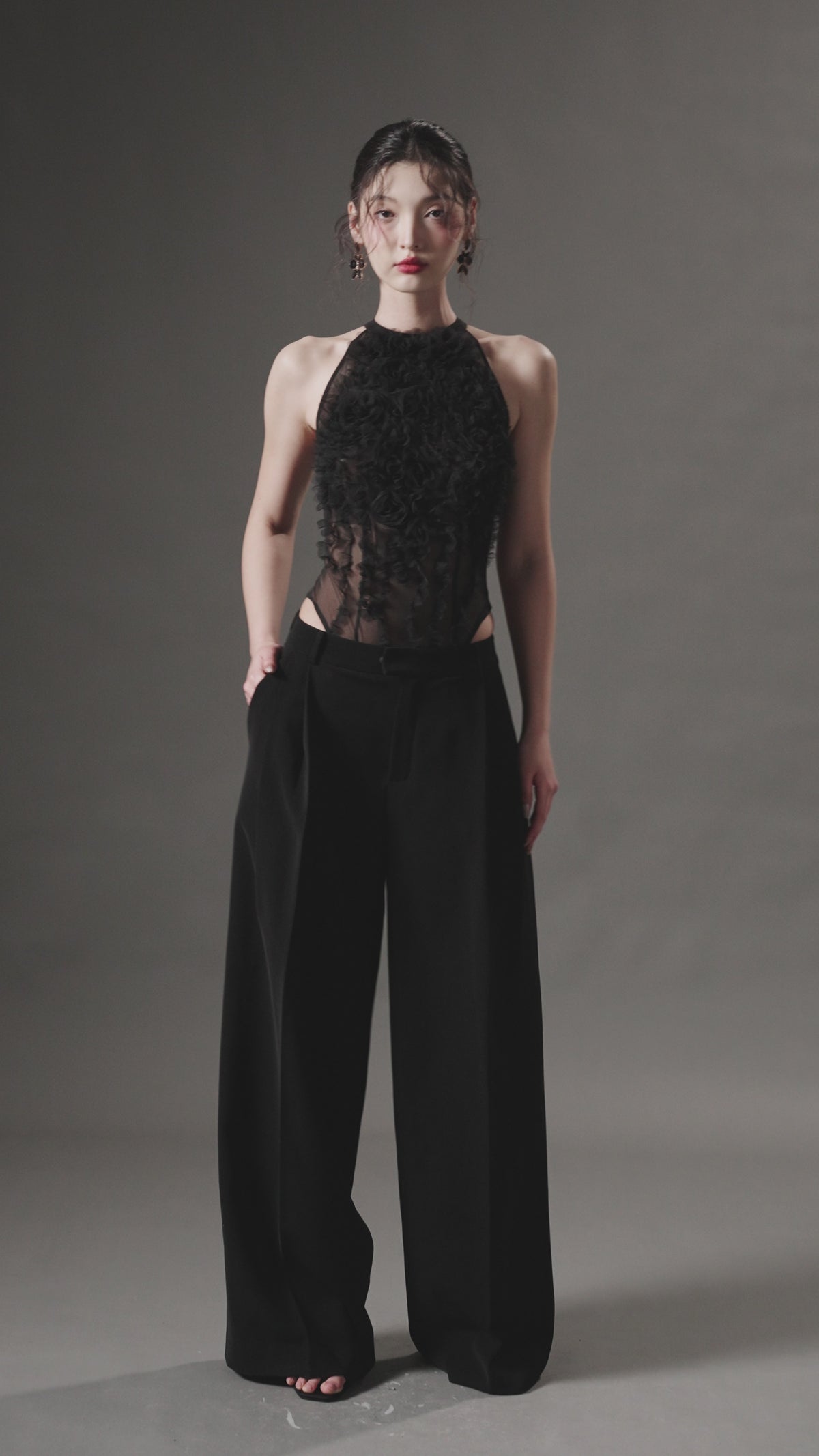 HAUT À VOLANTS EN TULLE JAMBARI ET PANTALON DROIT EN CRÊPE MAJMAT EN NOIR