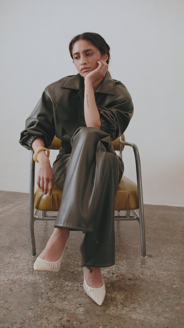 PANTALON CARGO EN CUIR AVEC POCHES MILITAIRES