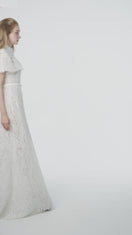 ROBE TRAPÈZE À BUSTIER EN DENTELLE ARCHITECTURALE BLANCHE AVEC MINI-CAPE