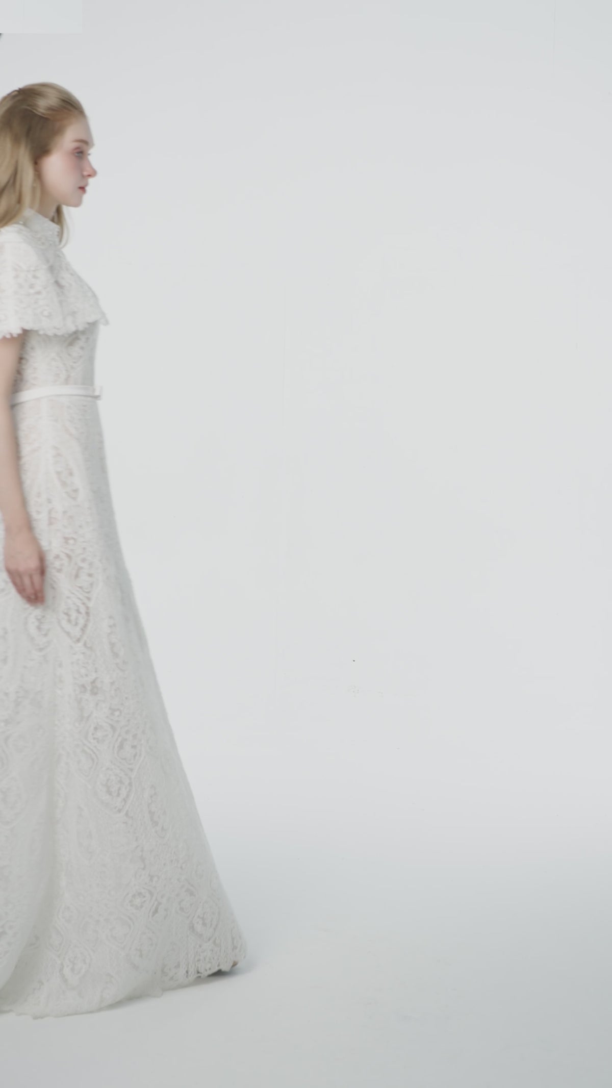 ROBE TRAPÈZE À BUSTIER EN DENTELLE ARCHITECTURALE BLANCHE AVEC MINI-CAPE