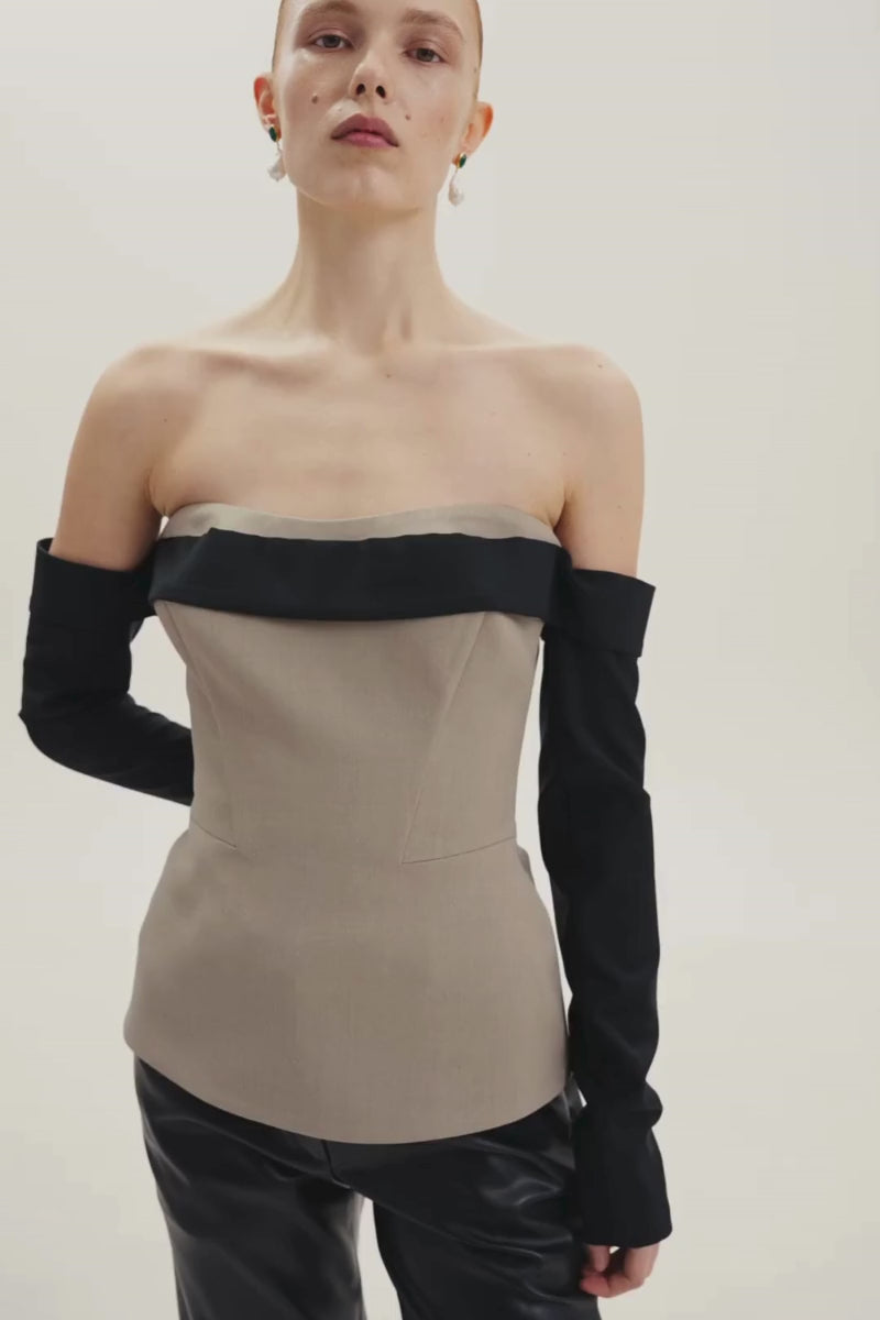 CORSET TAUPE À MANCHES NOIRES