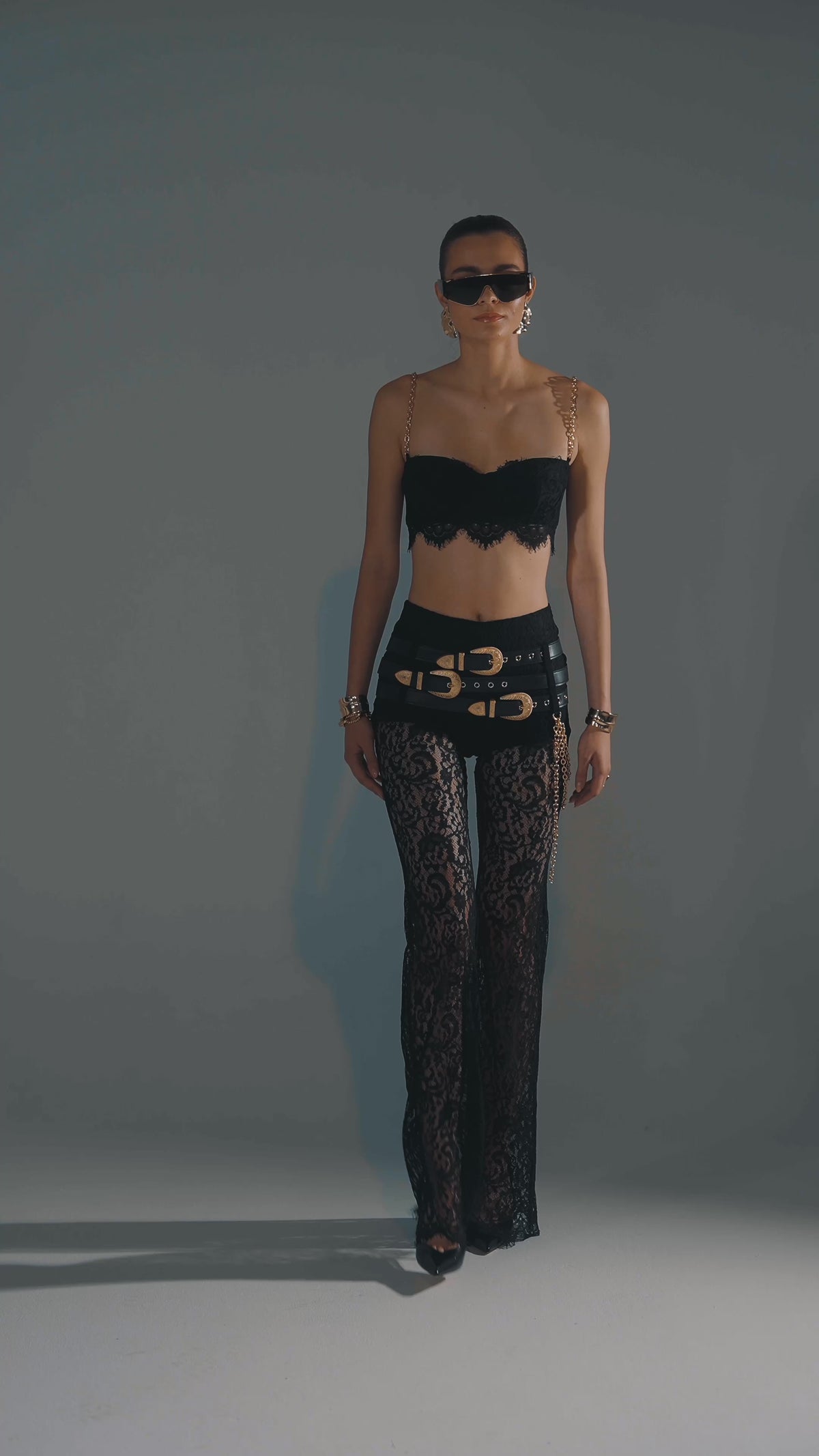 PANTALON EN DENTELLE AVEC CEINTURES NOIRES