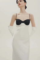 ROBE LONGUE EN SOIE CRÈME AVEC DÉTAILS NOIRS