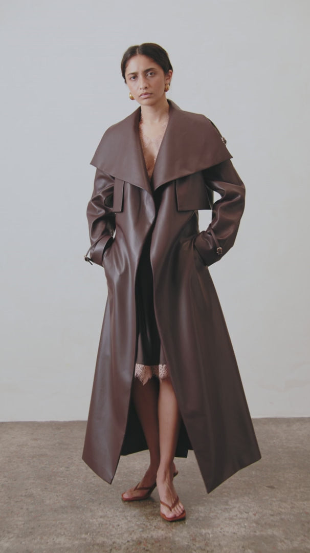 TRENCH EN CUIR VÉGÉTALIEN MARRON FONCÉ