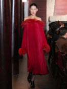 ROBE PLISSÉE ROUGE BORDÉE DE PLUMES D'AUTRUCHE