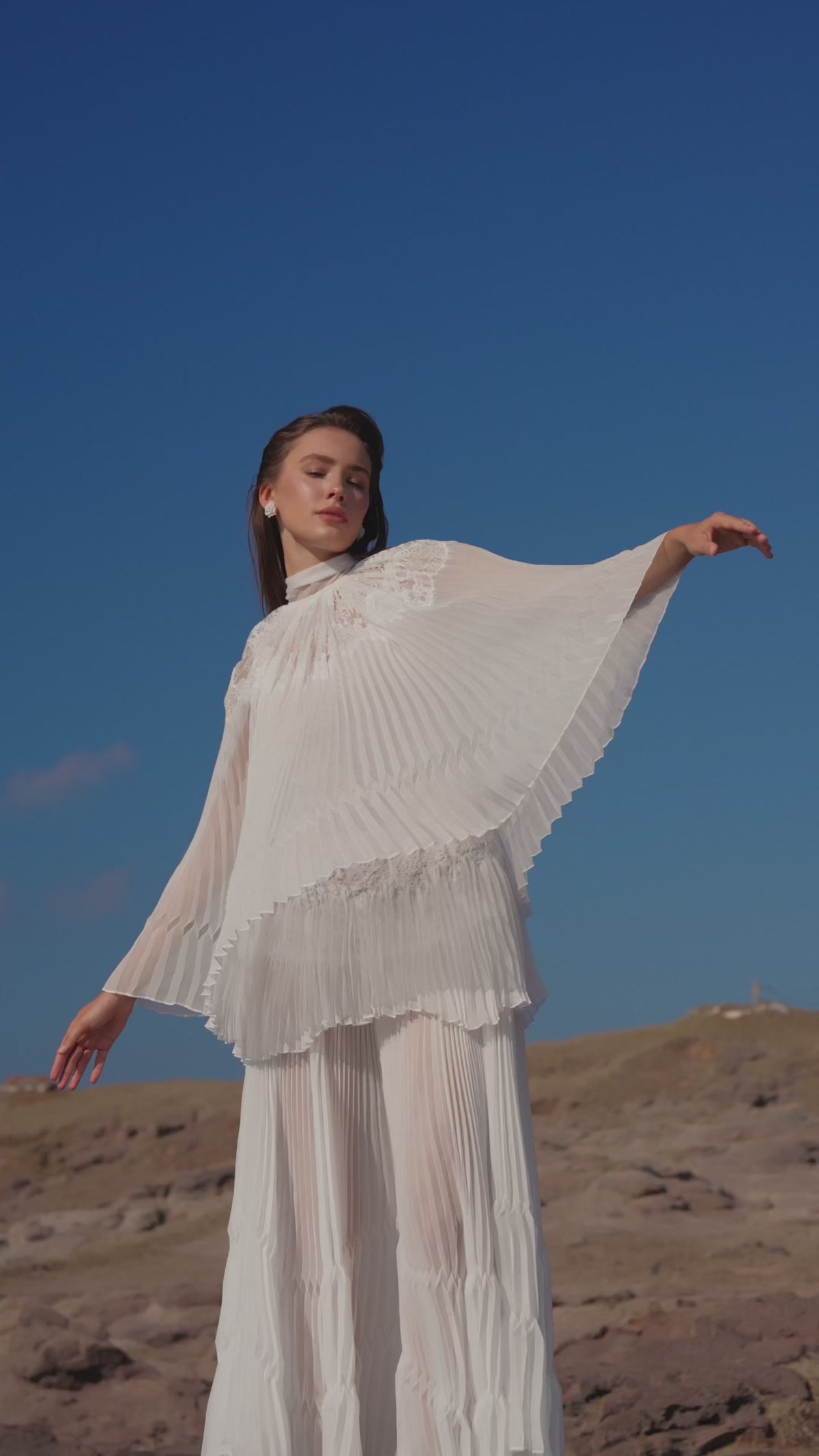 ROBE LONGUE PLISSÉE BORDÉE DE DENTELLE