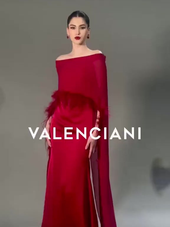 ROBE CAPE BORDÉE DE PLUMES D'AUTRUCHE ROUGE