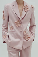 VESTE CLASSIQUE EN SABLIER AVEC APPLIQUÉS FLORAUX AU CROCHET EN POUDRE