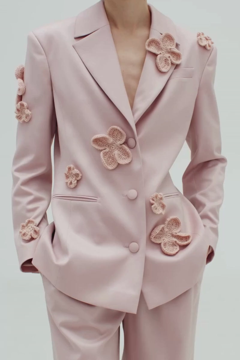 VESTE CLASSIQUE EN SABLIER AVEC APPLIQUÉS FLORAUX AU CROCHET EN POUDRE