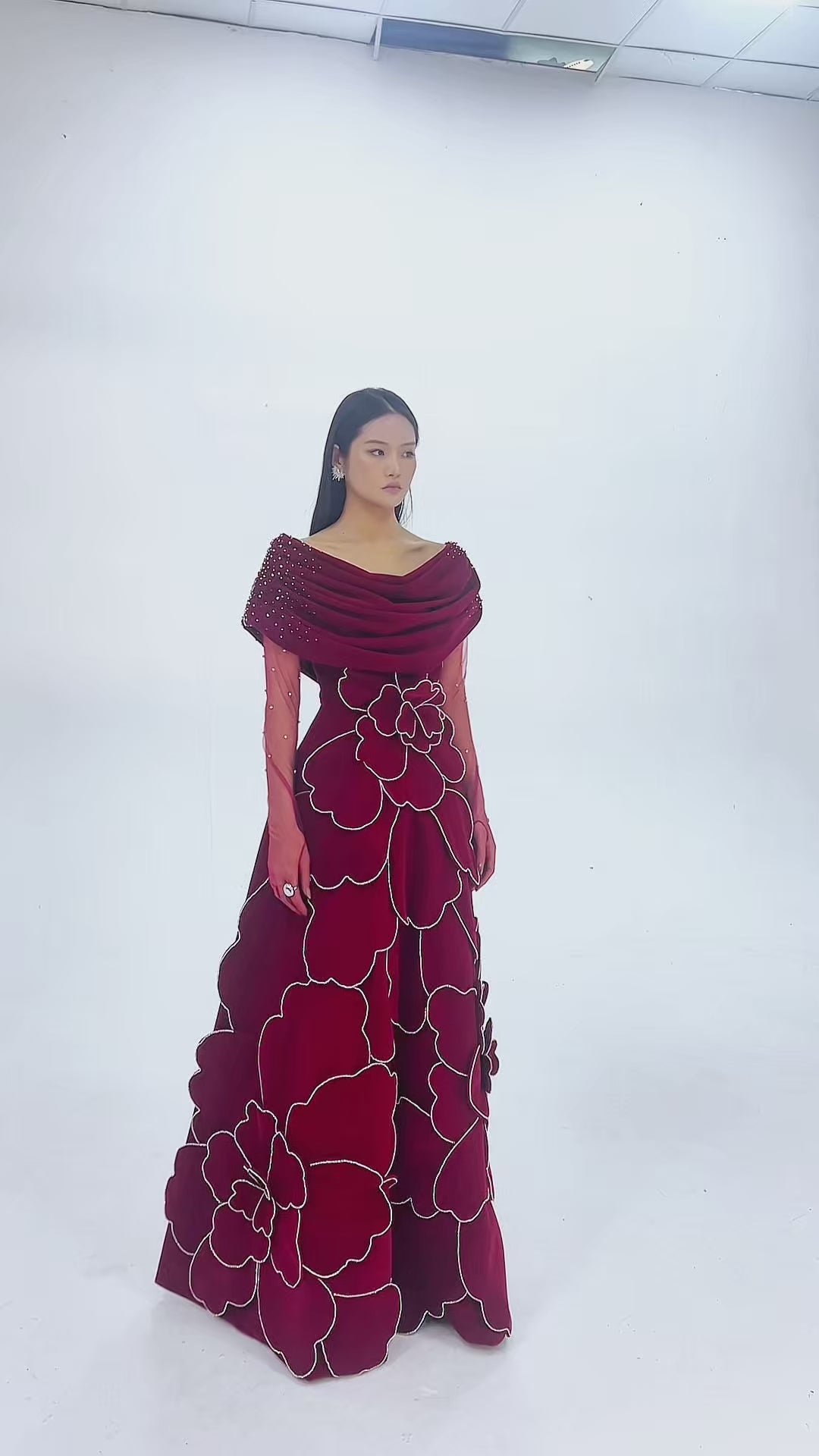 فستان مخملي مكشوف الأكتاف باللون الأحمر من CULT MIA X HAPPY CLOTHING