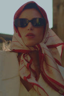 وشاح لويزا باللون الأحمر