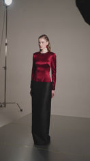ROBE COLONNE ROSALIND ROUGE ET NOIRE EN TAFFETAS À COUPE EN V