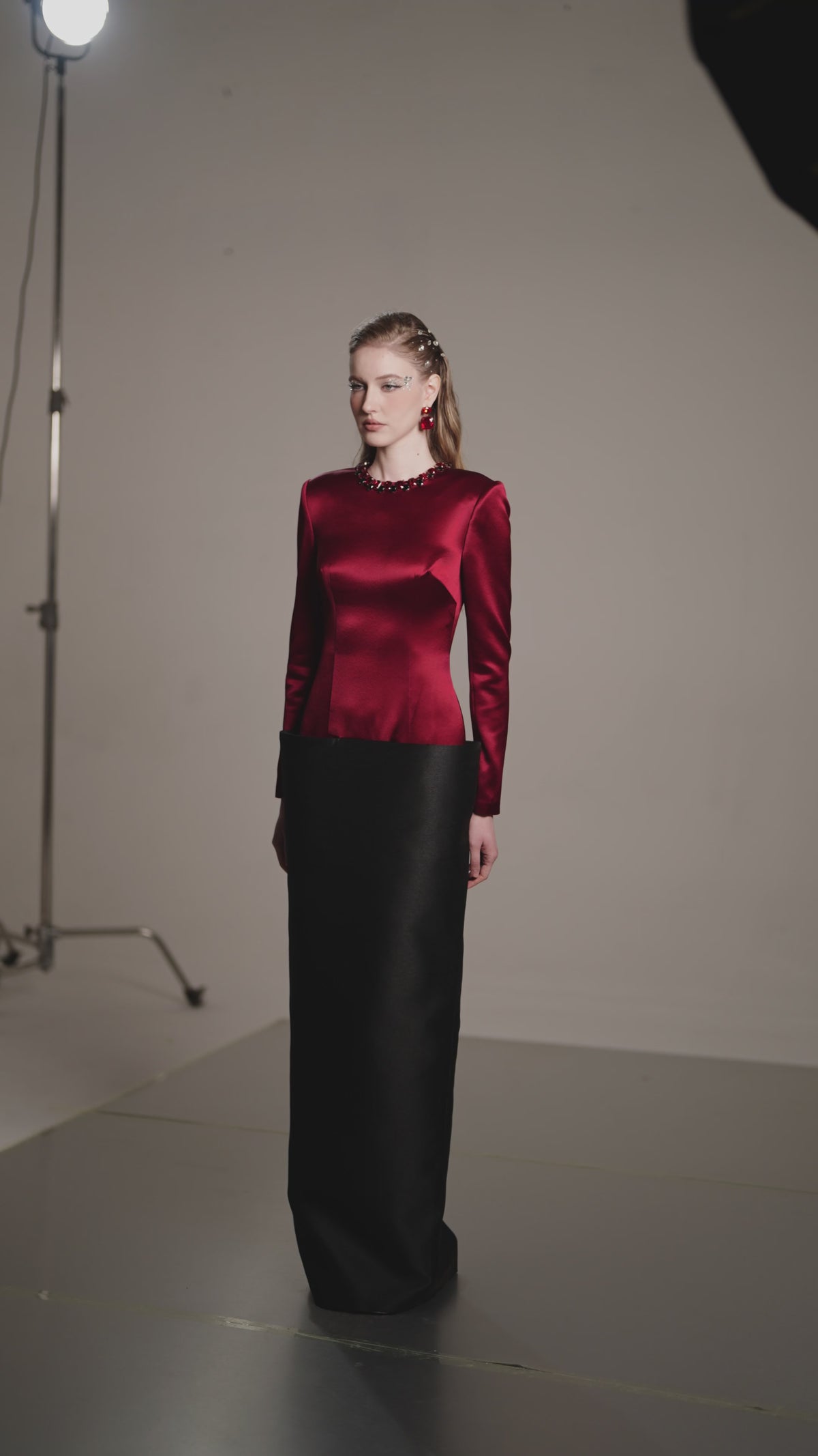 ROBE COLONNE ROSALIND ROUGE ET NOIRE EN TAFFETAS À COUPE EN V