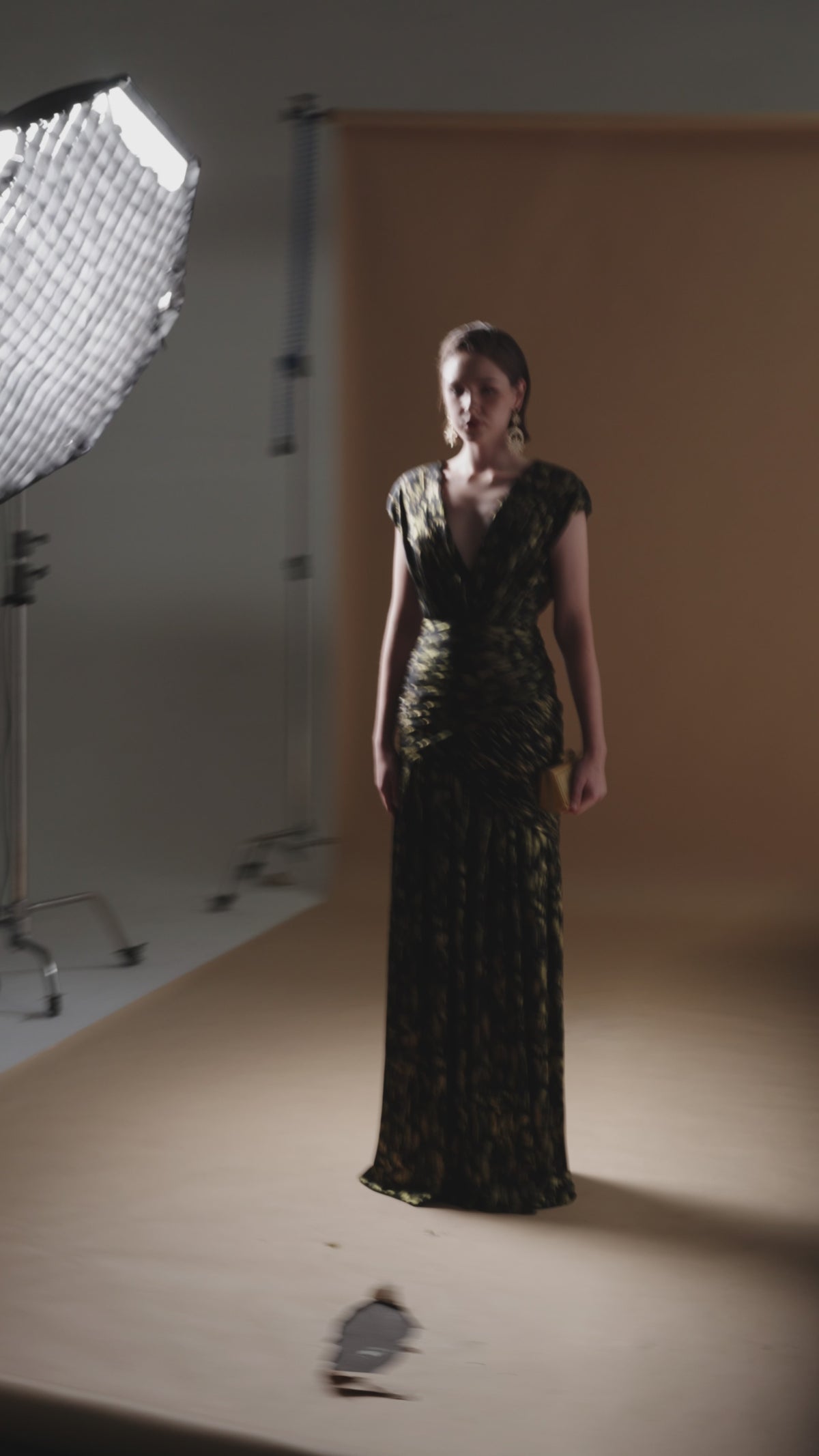 ROBE LONGUE EN MOUSSELINE DE SOIE MÉTALLISÉE À RAYURES NOIRE