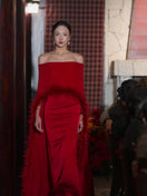 ROBE CAPE BORDÉE DE PLUMES D'AUTRUCHE ROUGE
