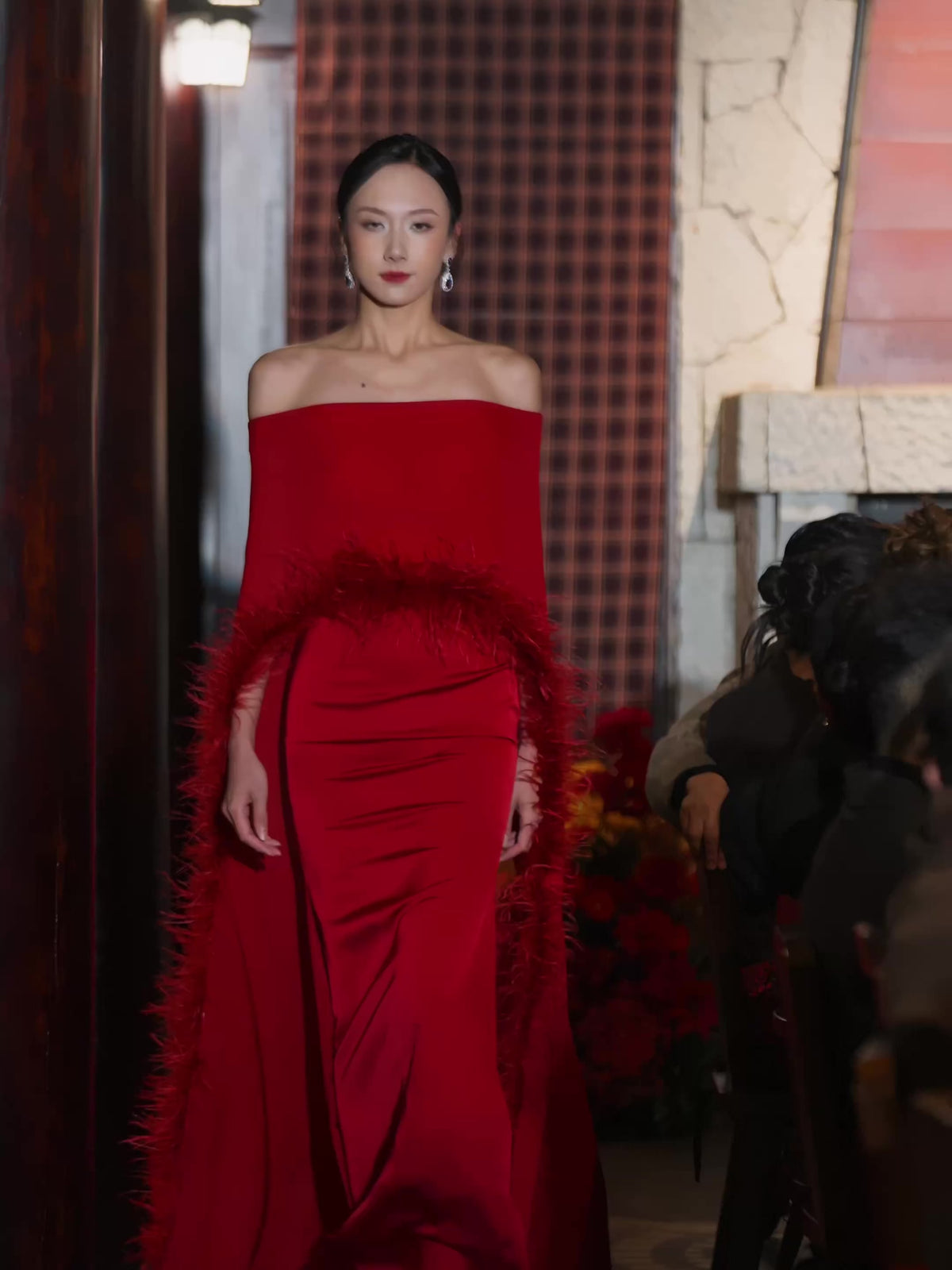 ROBE CAPE BORDÉE DE PLUMES D'AUTRUCHE ROUGE