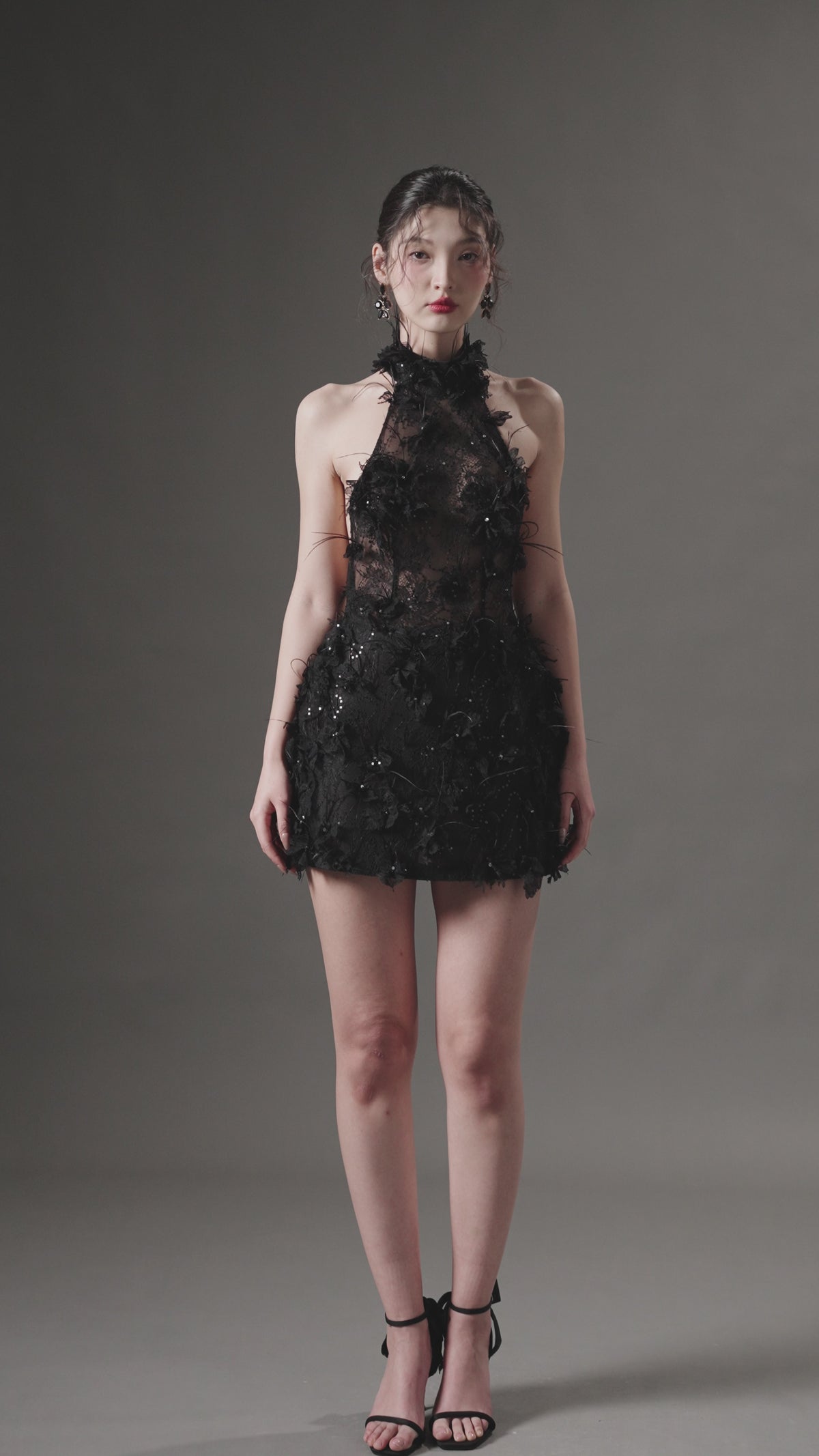 ROBE ASAD EN DENTELLE À FLEURS ET PLUMES NOIRE