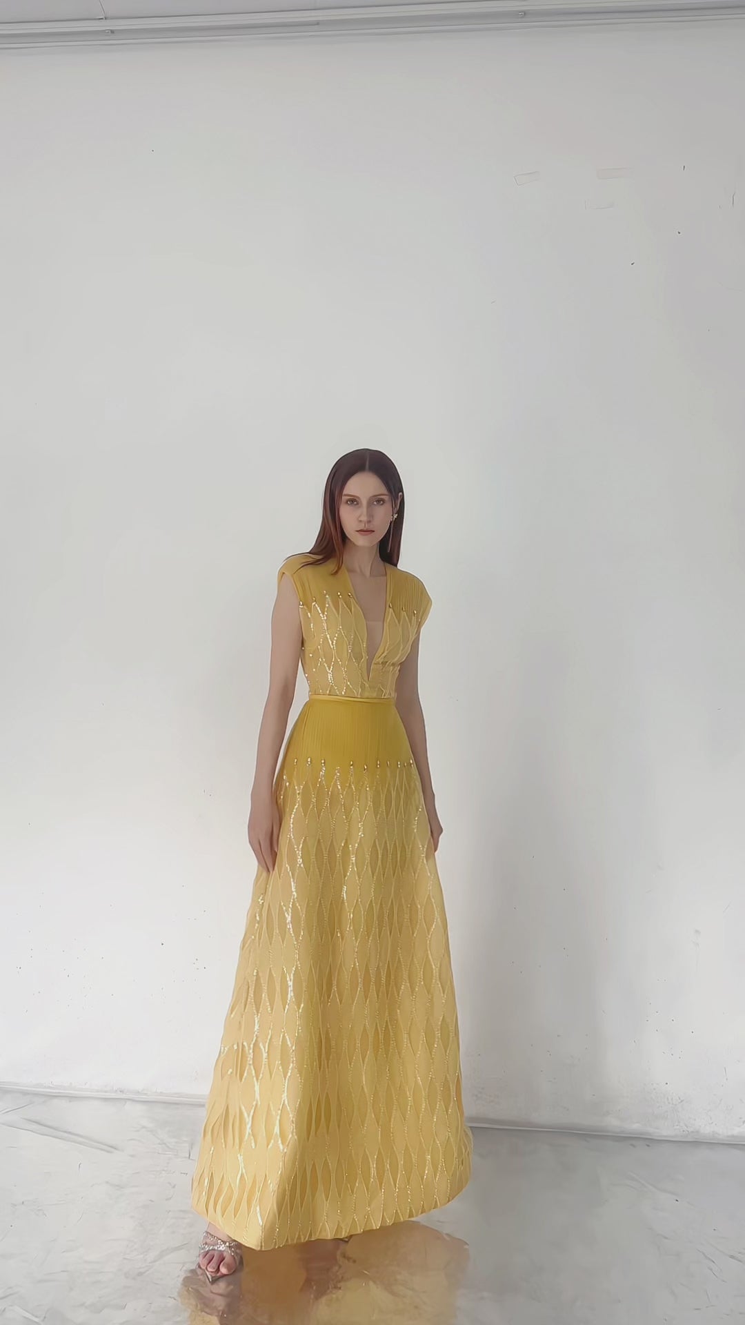 ROBE MAXI JAUNE À COL EN V