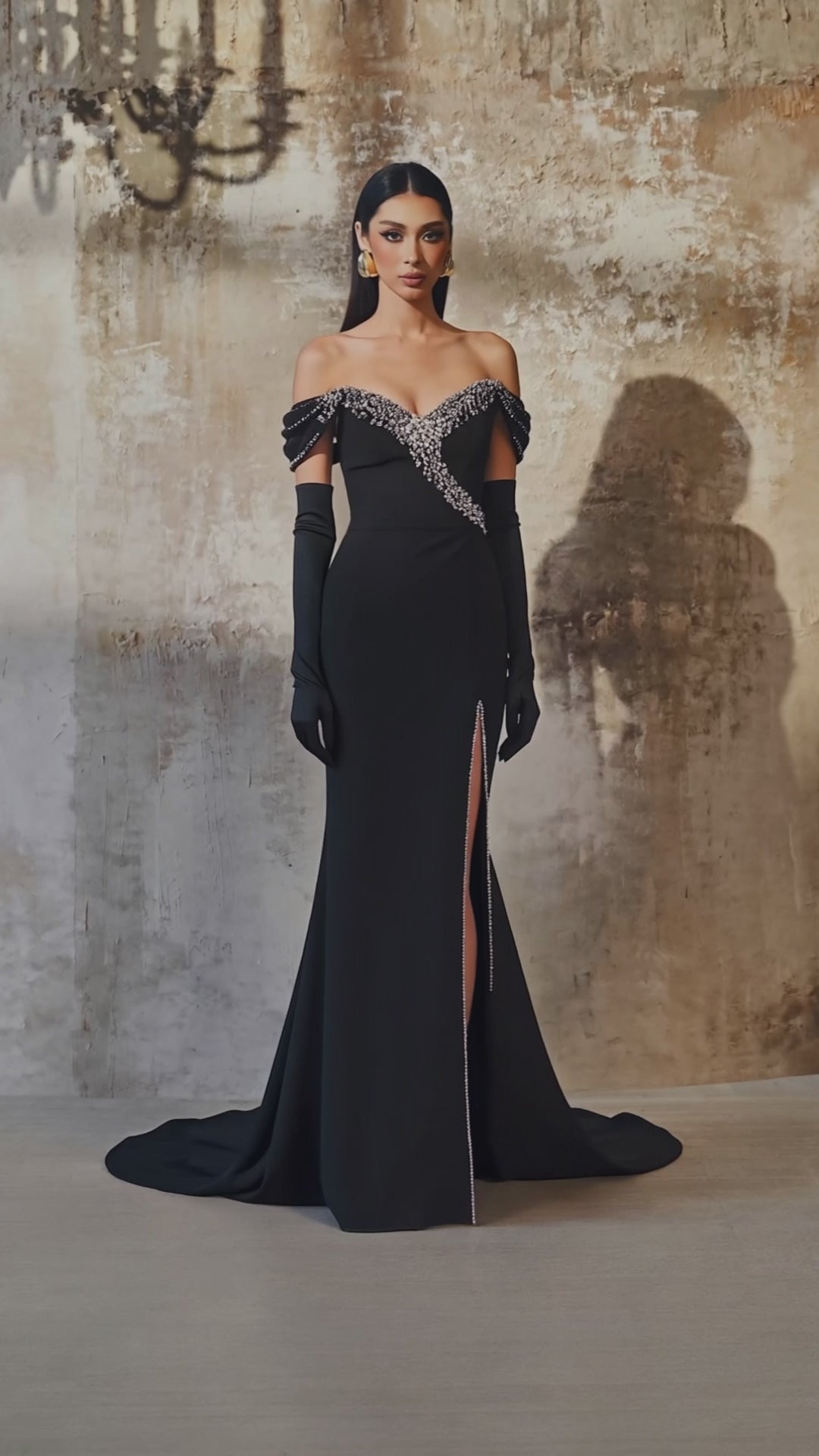 ROBE SIRÈNE À MANCHES LONGUES ET ÉPAULES DÉVERSÉES