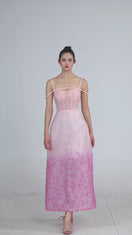 ROBE LONGUE EN MAILLE ROSE ORNÉE AVEC ÉPAULES DÉCOUVERTES