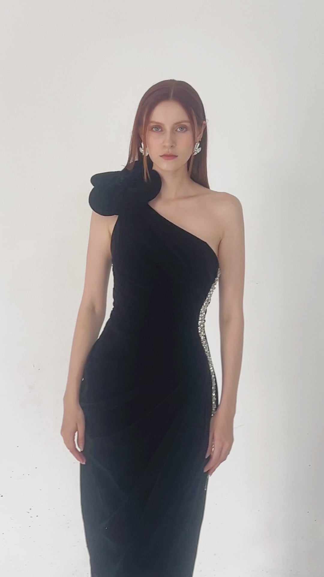ROBE BODY EN VELOURS À UNE ÉPAULE AVEC DÉTAILS FLORAUX