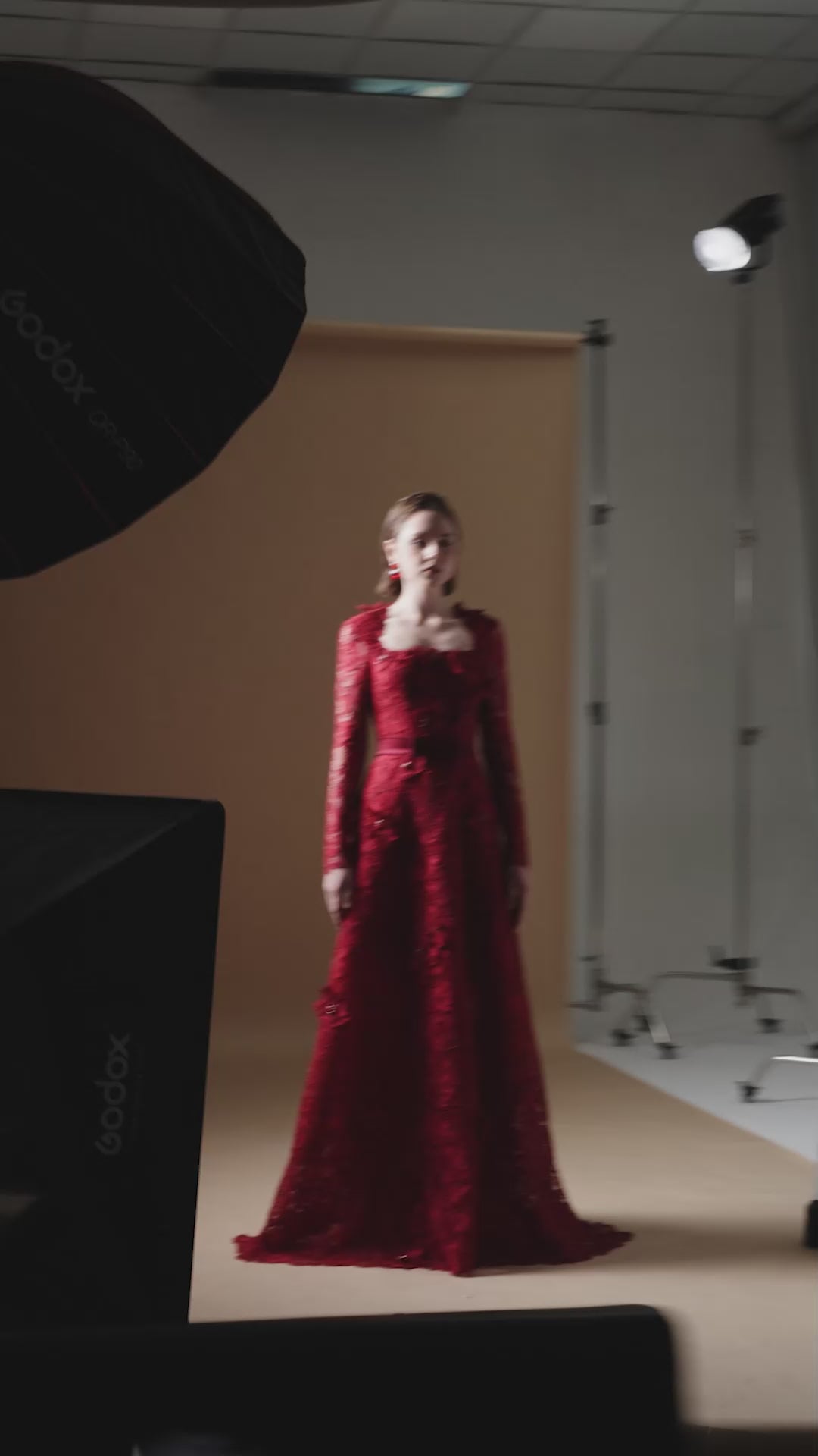 Robe carrée en dentelle guipure et soie rouge